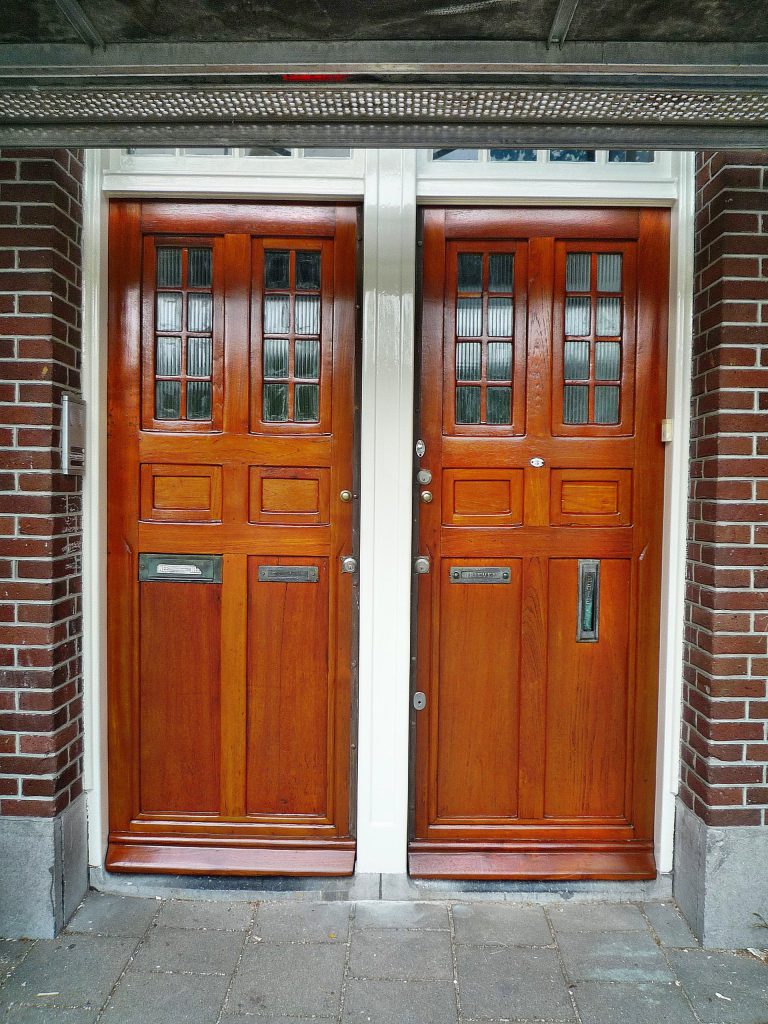 Gebeitste deuren na Koninginneweg Amsterdam